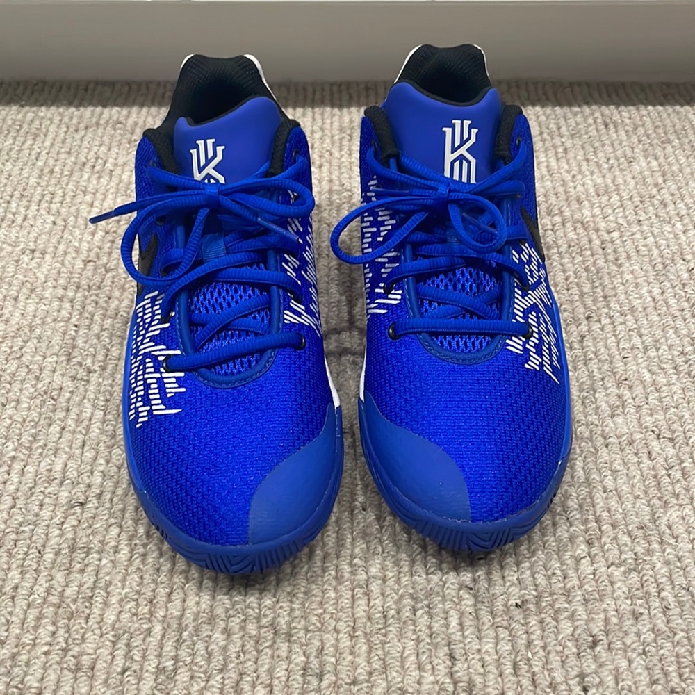 Nike Kyrie Flytrap Basketball Shoes. Great condition!